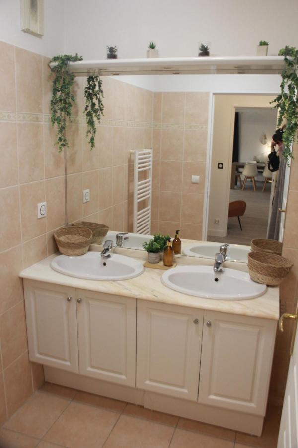Villa Ondine: Hillside Apartment with Pool and Parking in Nice Exterior photo